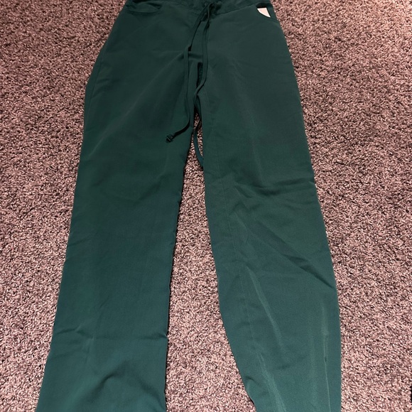 Scrubs Lot! - Picture 4 of 7